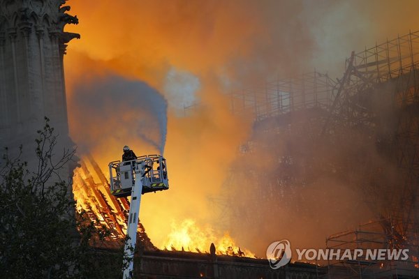 노트르담 대성당 화재 진화작업 / 사진=연합뉴스