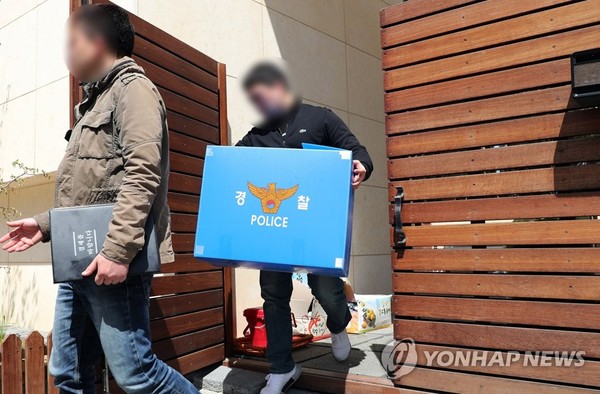 박유천 자택 압수품 가져 나오는 경찰 / 사진=연합뉴스
