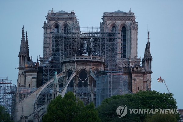 첨탑 잃은 노트르담 대성당 / 사진=연합뉴스
