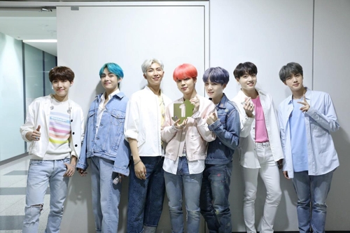 영국 오피셜 앨범차트 1위 트로피 받은 방탄소년단 /사진=빅히트엔터테인먼트 제공