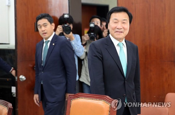 바른미래당 손학규 대표(오른쪽)와 오신환 원내대표 / 사진=연합뉴스