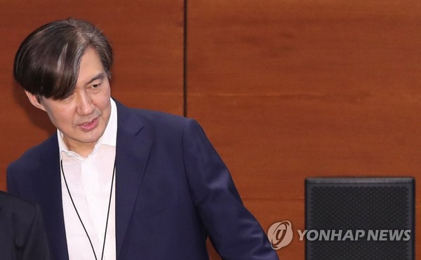 수보회의 참석하는 조국 민정수석/사진=연합뉴스
