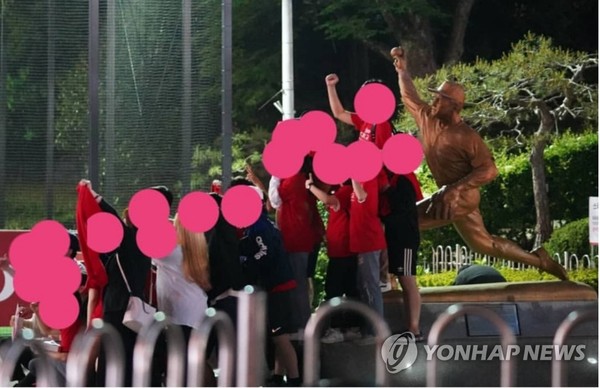 최동원 동상 밟고 단체사진 찍은 부산대 총학/사진=연합뉴스