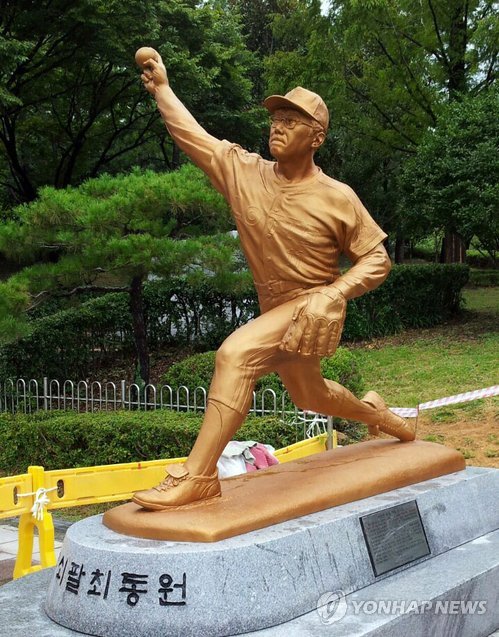 '무쇠팔 투수' 최동원 동상/사진=연합뉴스