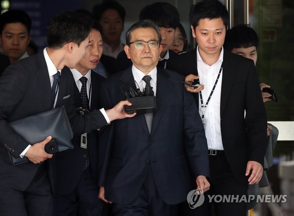 법원 나서는 김학의 /사진=연합뉴스<br />