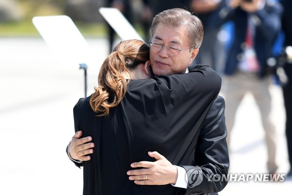 2017년 5·18 기념식에서 유족 안아주며 위로하는 문재인 대통령 /사진=연합뉴스