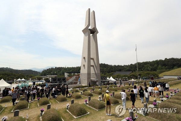 추모객 모여드는 5·18묘지 /사진=연합뉴스