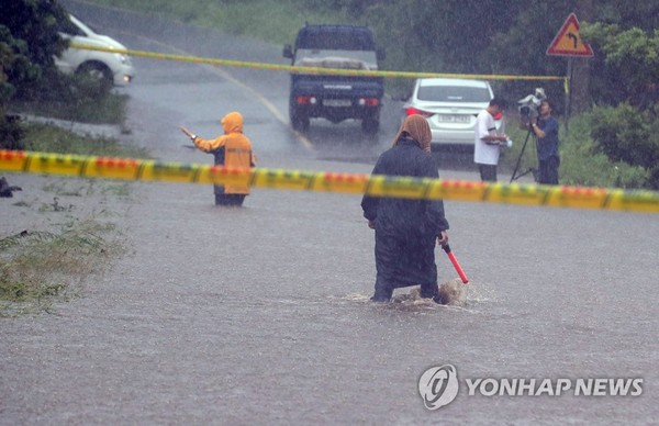 물에 잠겨 통제된 도로 /사진=연합뉴스