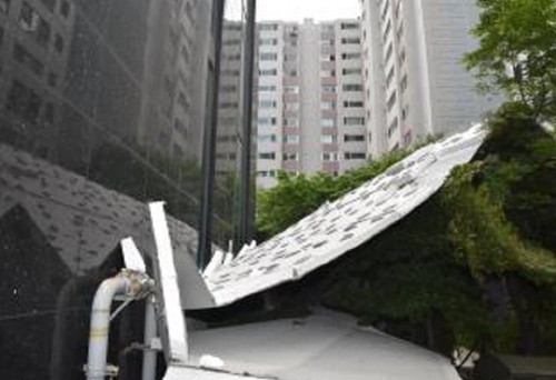 건물에서 떨어진 외장재 모습 /사진=서울 서초소방서 제공