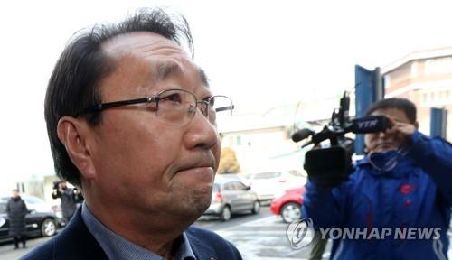 굳은 표정의 한규호 횡성군수 / 사진=연합뉴스