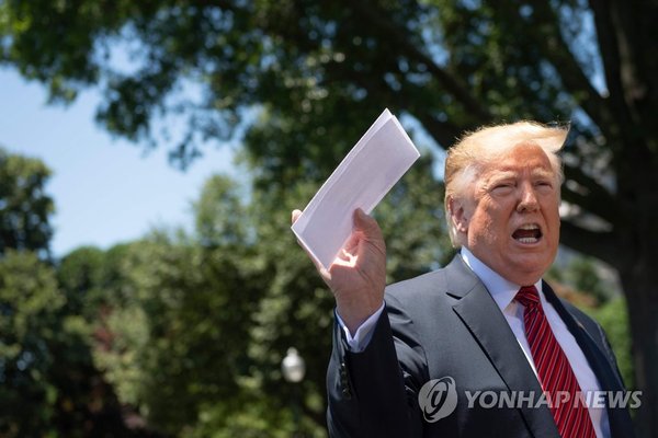 '멕시코와의 합의 문서' 들어 보이는 트럼프 / 사진=연합뉴스