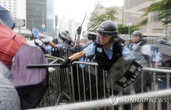 시위대와 바로 앞에서 충돌하는 홍콩 경찰 / 사진=연합뉴스