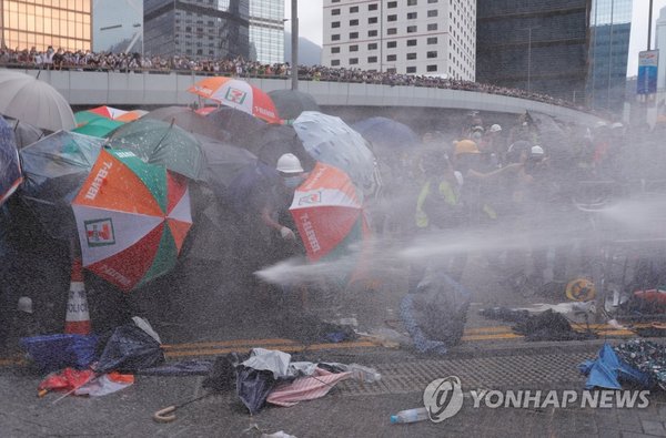 경찰 물대포를 맞고 있는 홍콩 시위대 / 사진=연합뉴스