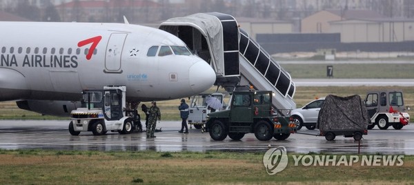 광주공항 활주로 아시아나 여객기 수습 착수 / 사진=연합뉴스