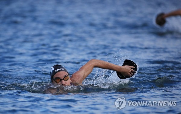 '여수 앞바다를 가르며' /사진=연합뉴스