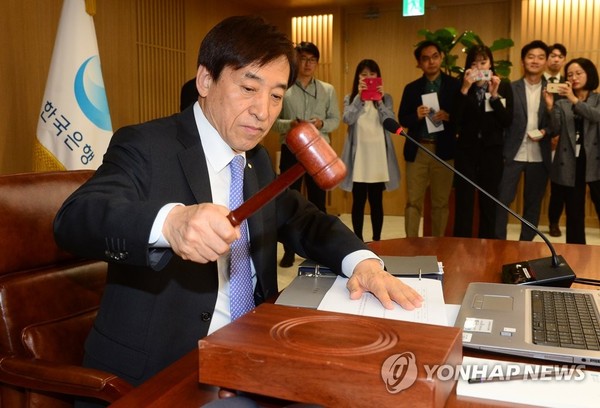 의사봉 두드리는 이주열 총재 /사진=연합뉴스