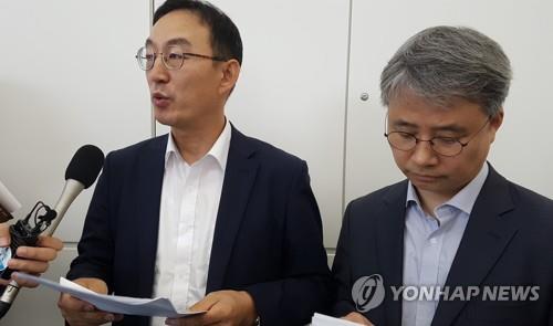 일본 정부의 수출규제 문제에 대응하기 위한 첫 실무회의에 참석했던 산업통상자원부의 전찬수 무역안보과장(왼쪽)과 한철희 동북아통상과장이 오늘(13일) 하네다공항을 떠나기에 앞서 전...