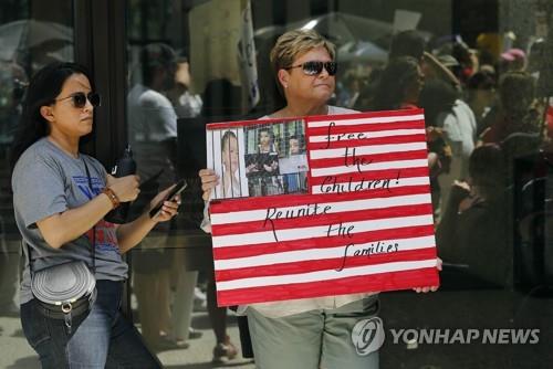 13일(현지시간) 미 시카고에서 열린 이민자 단속 항의집회에서 한 참가자가 '아이들을 석방하라'는 표지판을 들고 있다. /사진=연합뉴스