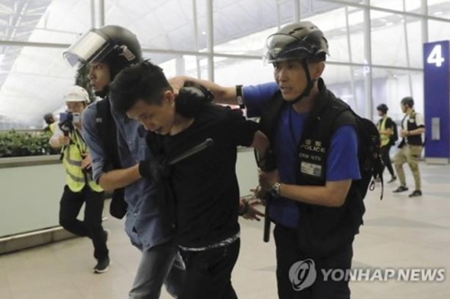 홍콩국제공항 점거 시위를 벌인 시위대를 체포하는 홍콩 경찰 /사진=연합뉴스