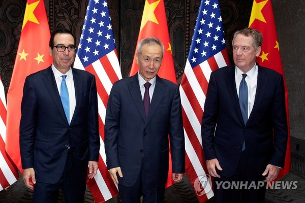 중국의 류허 부총리(가운데)와 미국의 로버트 라이트하이저 무역대표부(USTR) 대표(오른쪽), 스티븐 므누신 재무장관 /사진=연합뉴스