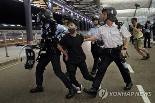홍콩 점거시위대 체포하는 경찰 /사진=연합뉴스