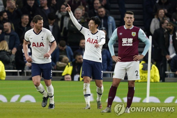 번리를 상대로 시즌 10호골을 넣고 골 세리머니를 펼치는 손흥민 / 사진 = 연합뉴스