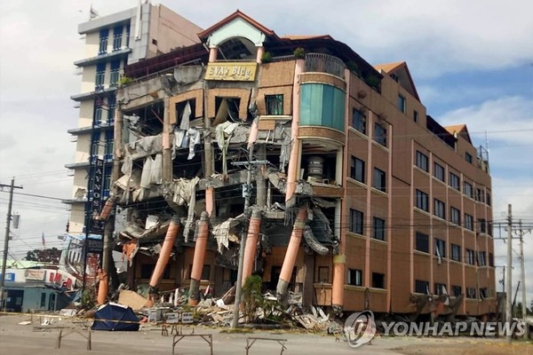 지난 10월 필리핀 남부 강진으로 부서진 호텔<br />
지난 10월31일 규모 6.5 지진이 강타한 필리핀 남부 민다나오 섬 북(北)코타바토 주(州) 키다파완의 한 호텔이 심하게 부서진 ...