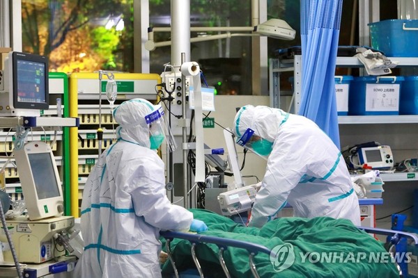 우한폐렴 환자 치료하는 의료진 / 사진=연합뉴스