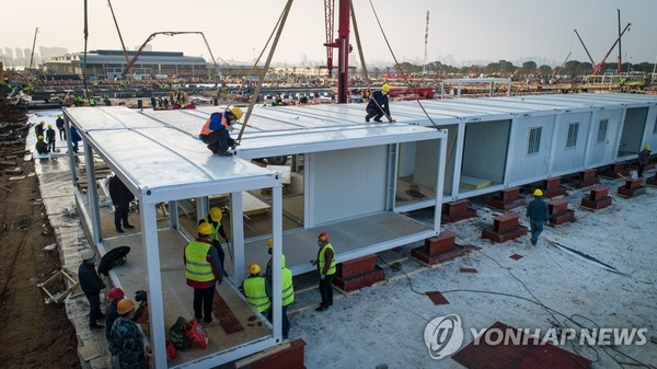 골격 갖춰가는 중국 우한의 신종 코로나 치료병원 / 사진=연합뉴스