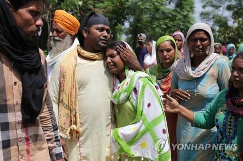 1일 인도 북부 암리차르 주민들이 밀주를 마시고 사망한 주민의 죽음을 슬퍼하고 있다. / 사진=연합뉴스
