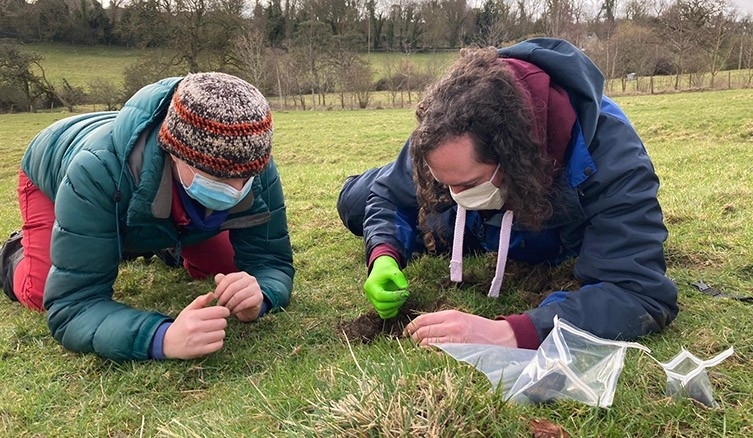 전문가들이 떨어진 운석 조각을 수집하고 있다. / 사진=영국 자연사박물관 제공