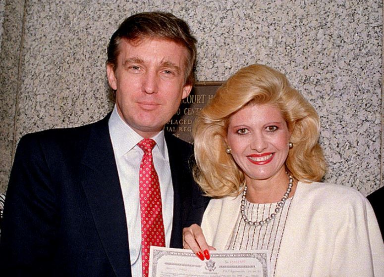 도널드 트럼프와 첫 부인 이바나 트럼프가 1988년 5월 미국 시민권자로 선서한 후 뉴욕 연방법원 밖에서 포즈를 취하고 있다. /사진=AP