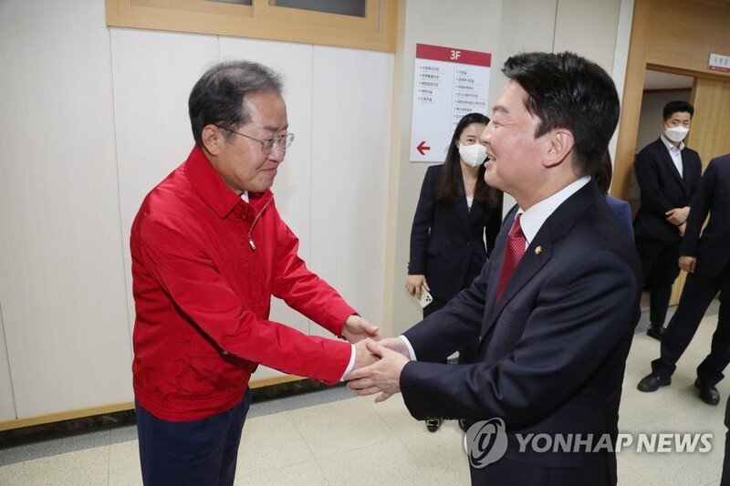 대구시청 산격청사에서 홍준표 대구시장과 국민의힘 안철수 의원/사진=연합뉴스