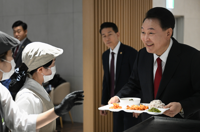尹, 의료개혁·늘봄학교 담당자 등과 구내식당 만찬...업무 격려