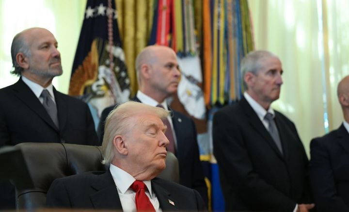 눈꺼풀이 '천근만근'...공개 행사 도중 꿈나라 간 트럼프 - 뉴스 썸네일 이미지