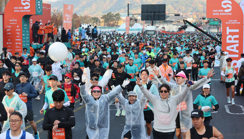 MBN 서울 마라톤 관련 뉴스 - 마블 코스튬부터 유모차까지…광화문 '러너 물결' [MBN 서울마라톤]
