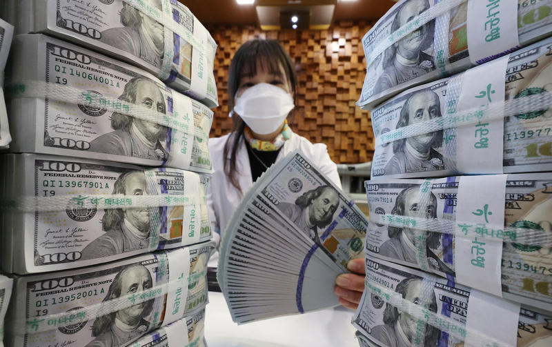 "어? 왜 갑자기?" 환율 급락·생리대주는 급상승...알고 보니 - 뉴스 썸네일 이미지