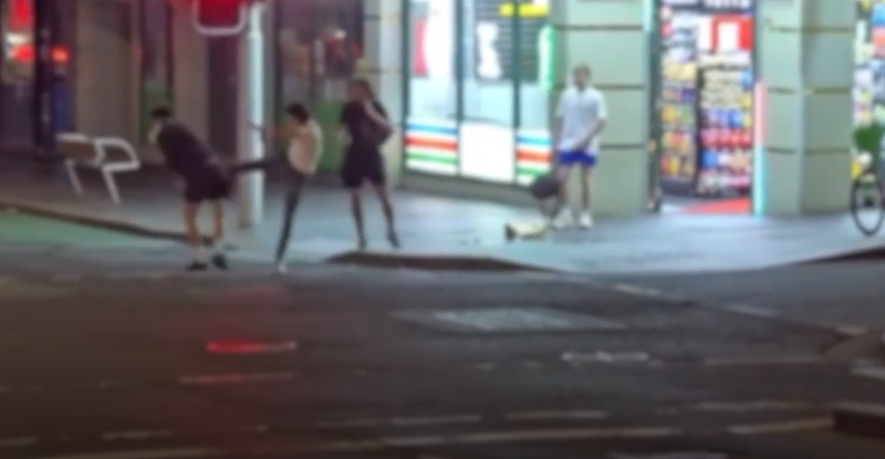 "망치로 죽을 뻔했다"...시드니서 한국 남성들, 무차별 폭행 당해 - 뉴스 썸네일 이미지