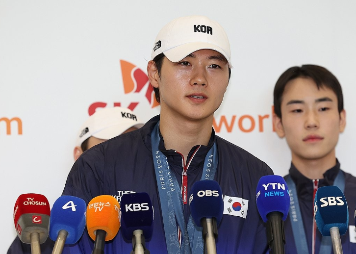 '봉쇄 시위'에 오상욱 등 펜싱 국대, '남의 칼' 들고 출국