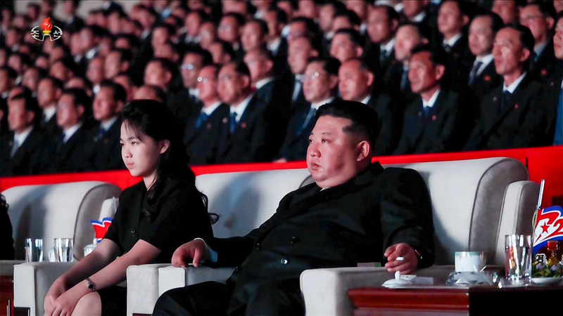 김정은 눈물 주르륵, 주애는 '시선 고정'…함께 전승절 공연 관람