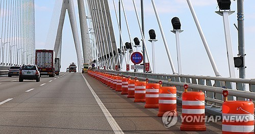 개통 후 104명 추락한 인천대교… 50대 여성 또 추락 수색 중