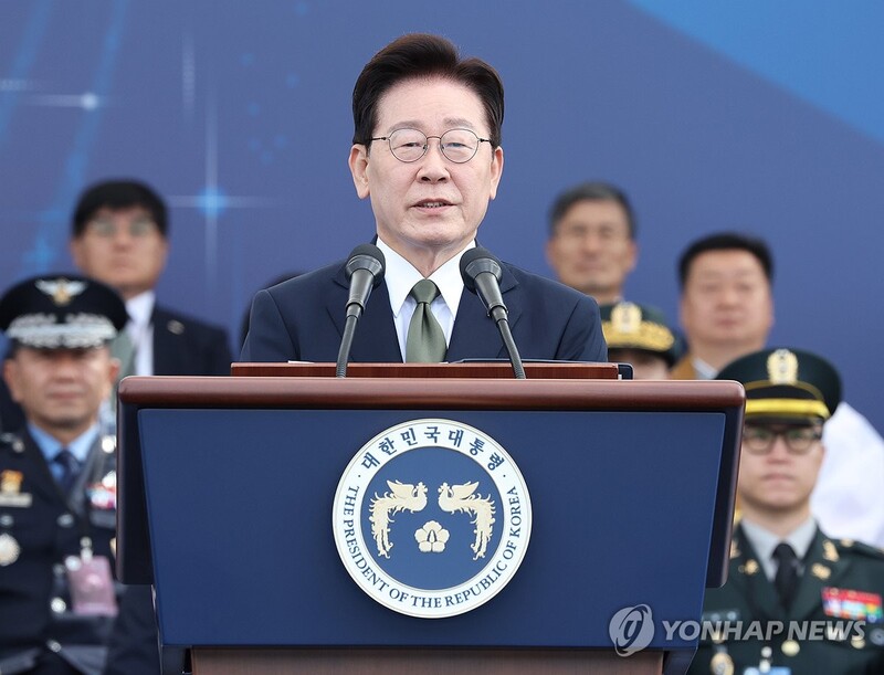 이 대통령 "군사 긴장 낮출 것... 북한 대화 테이블 나와라" 속보