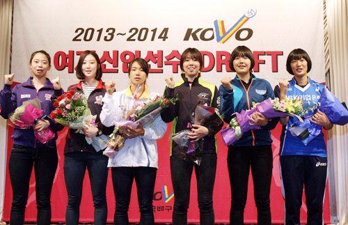 여자 프로배구 2013-14시즌 신인선수 1라운드로 지명된 선수들. 사진= 한국배구연맹 제공