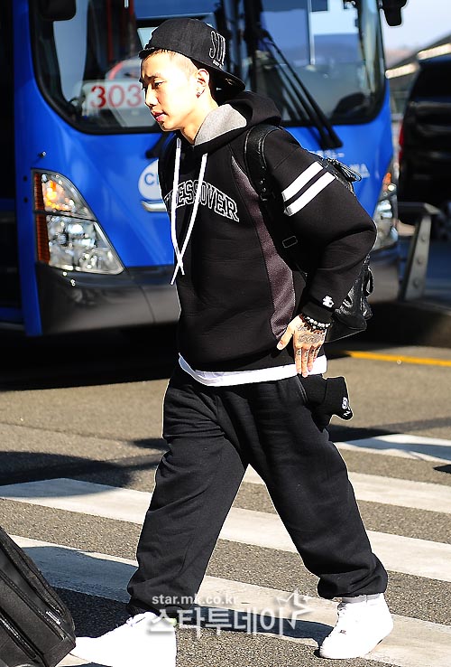 http://www.mbn.co.kr/pages/news/newsView.php?news_seq_no=1695387 박재범 `올블랙` 공항패션, `내가 바로 힙합 악동`