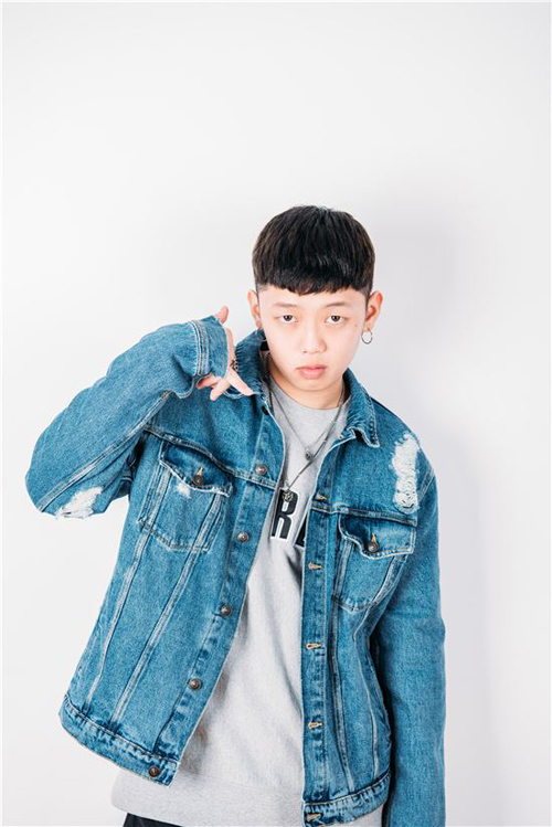 "고등래퍼" 출신 최서현이 타이거JK가 수장으로 있는 힙합레이블 굿라이프크루와 전속계약을 체결했다.