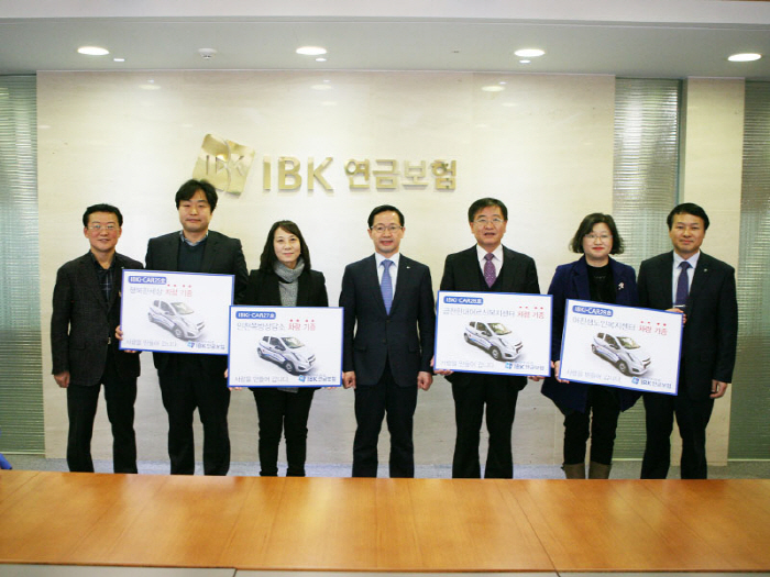 12일 서울 중구 IBK연금보험 본사에서 열린 복지차량 전달식에서 (사진 왼쪽부터) 홍순계 IBK연금보험 상근감사위원, 박세환 행복한세상 센터장, 박종숙 인천쪽방상담소 소장, 장주...