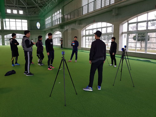 인지 트레이닝을 위한 불빛을 이용한 민첩성 훈련 장면. 사진=김병곤 대표 제공