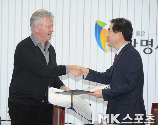 거스 히딩크 전 국가대표 감독이 광명시와 진행하는 한국 시각장애인을 위한 "드림필드" 14호 건립과 관련한 업무 협약식에 참석했다. 사진(광명)=김재현 기자