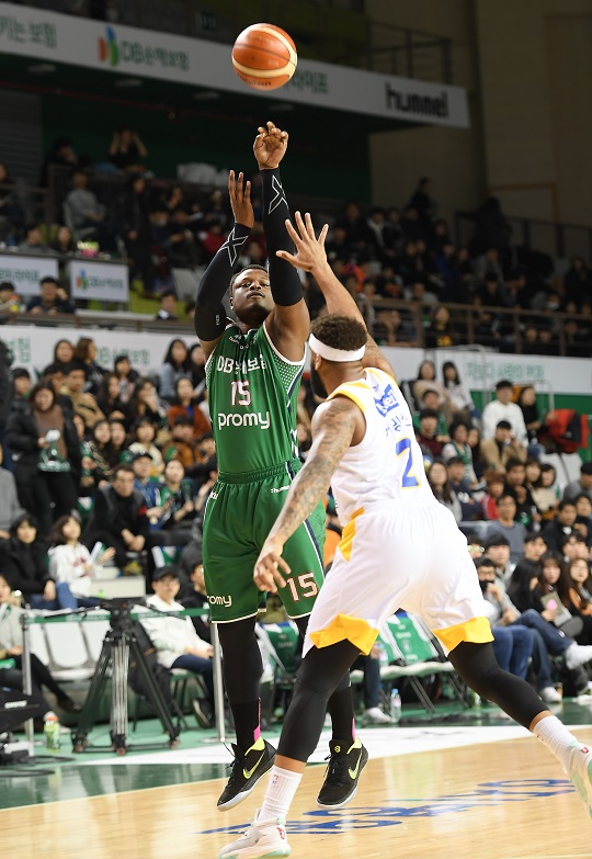 원주 DB 디온테 버튼이 14일 삼성과 홈경기에서 슛을 시도하고 있다. 사진=KBL 제공