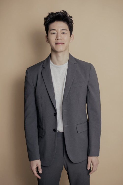 영화 ‘머니백’으로 코미디에 도전한 김무열이 짐 캐리와 닮은꼴임을 인정했다. 사진=리틀빅픽처스